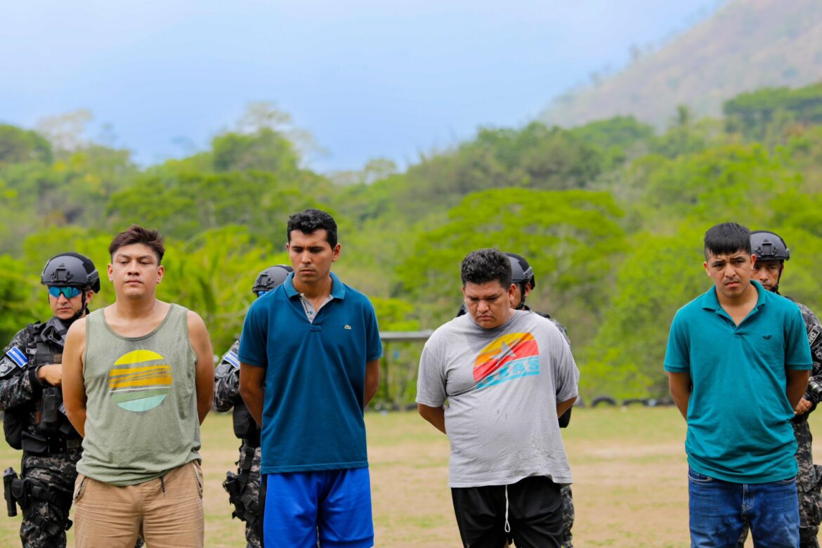 Bukele instala nuevo cerco de seguridad en Apopa: cuatro pandilleros 18-R han sido capturados