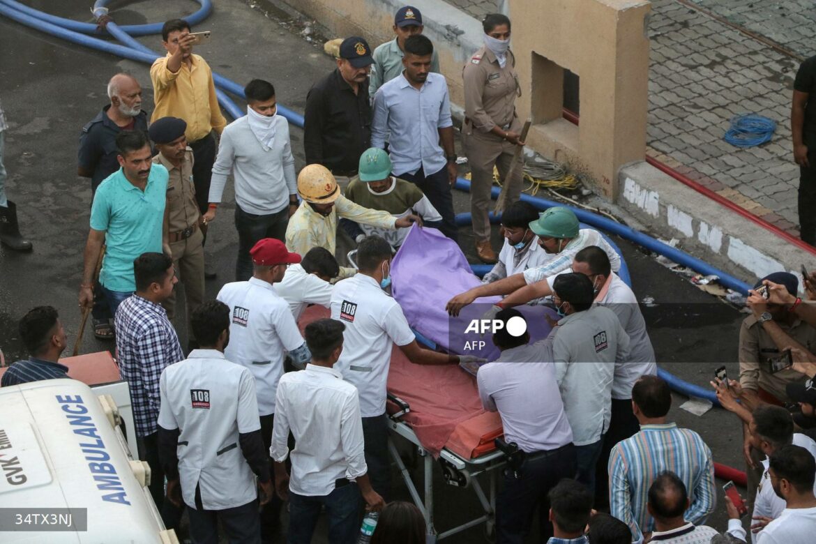 Decenas de muertos en incendios de un parque de atracciones y un hospital infantil en India