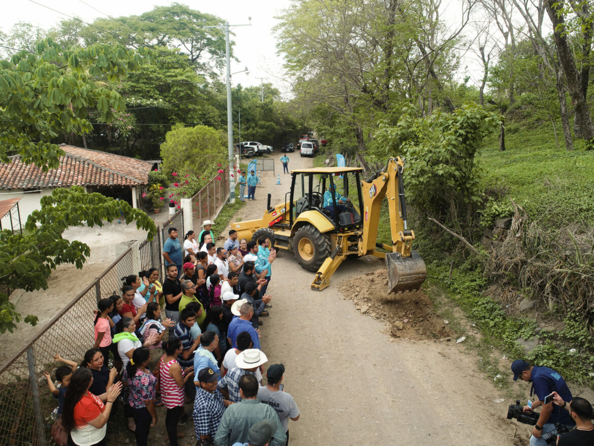 La DOM está renovando más calles rurales de Comacarán, en San Miguel Centro