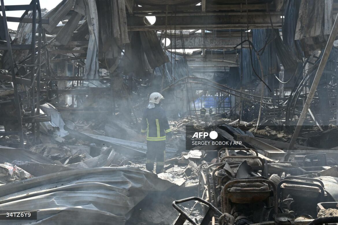 Ascienden a 16 los muertos en bombardeo ruso a un hipermercado en el noreste de Ucrania
