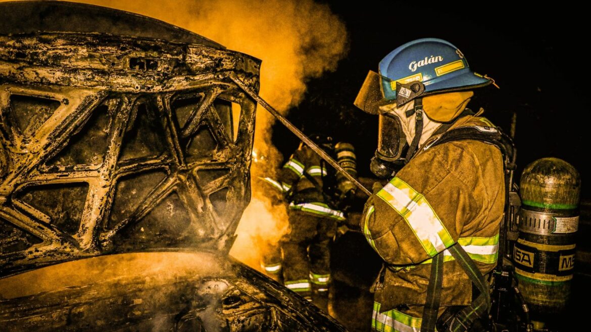 Bomberos sofocaron incendio en maleza seca y en vehículo, durante la madrugada de este lunes