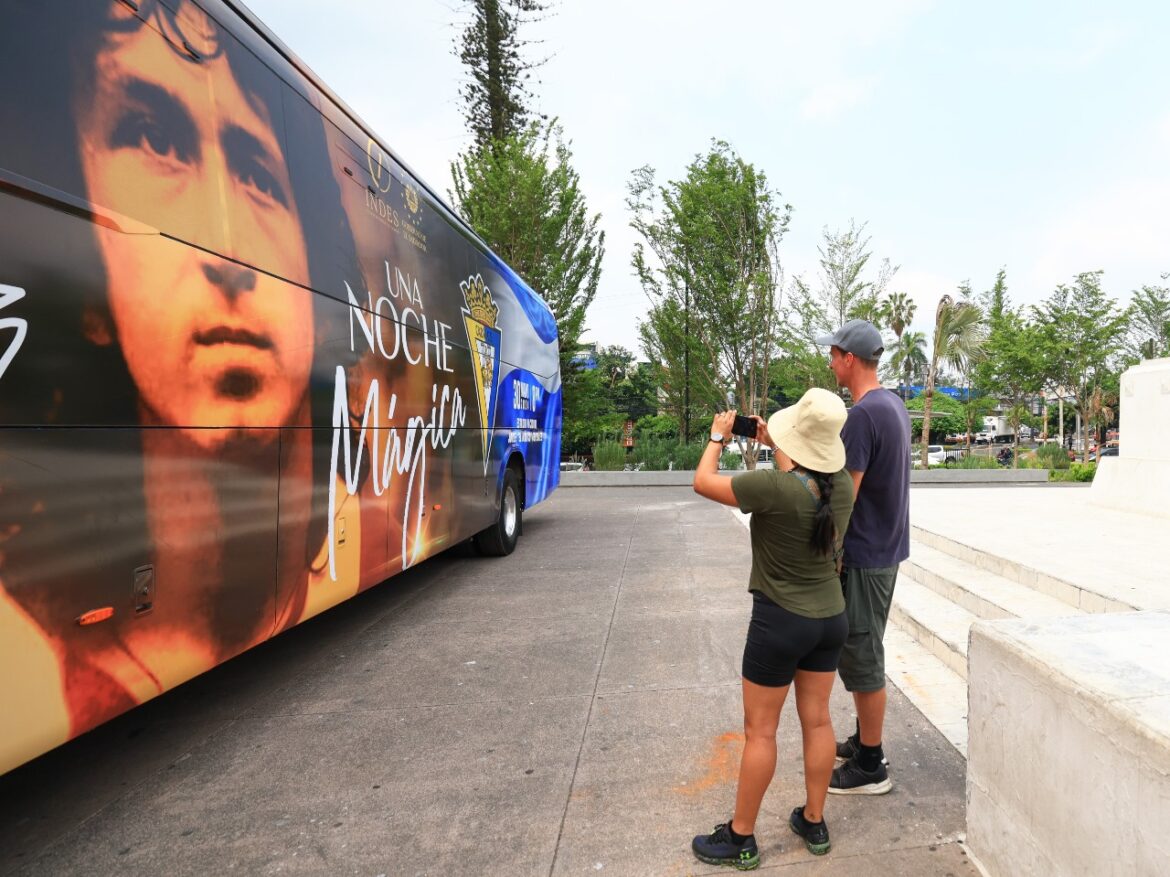 Autobuses conmemorativos al «Mágico González» recorren las principales calles de San Salvador