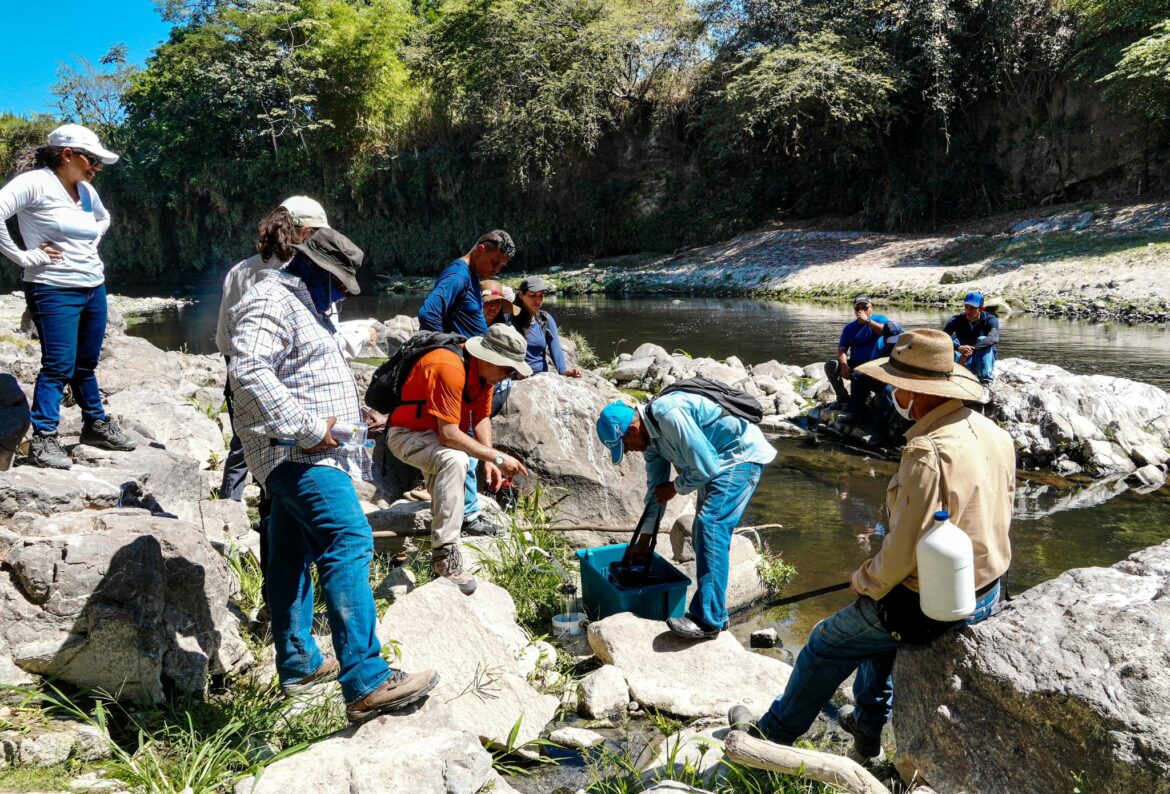 MARN realiza muestreo de pozos y manantiales para determinar fuentes de contaminación
