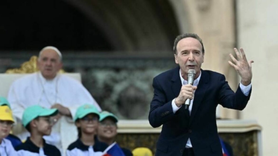 El actor Roberto Benigni roba el protagonismo al papa Francisco en el Vaticano