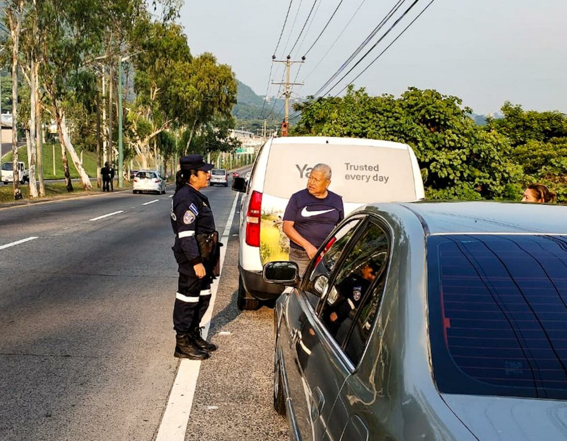 Cinco vehículos involucrados en accidente de tránsito en el km 14 de la autopista a Comalapa