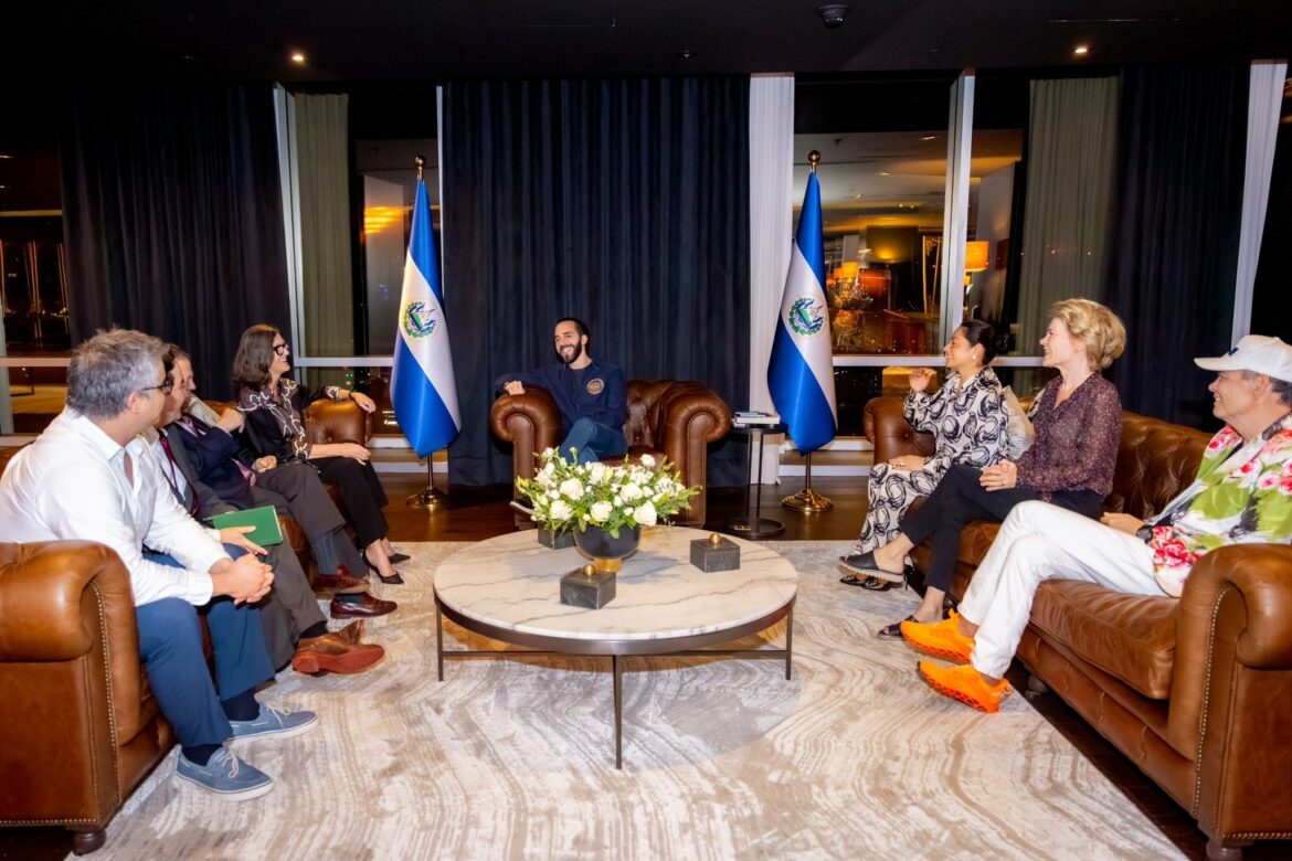 Inversionista estadounidense y estratega más respetada de Wall Street, Cathie Wood: «aprovechando bitcoin y AI, el presidente (Bukele) podría multiplicar por 10 el PIB de El Salvador» en el próximo quinquenio