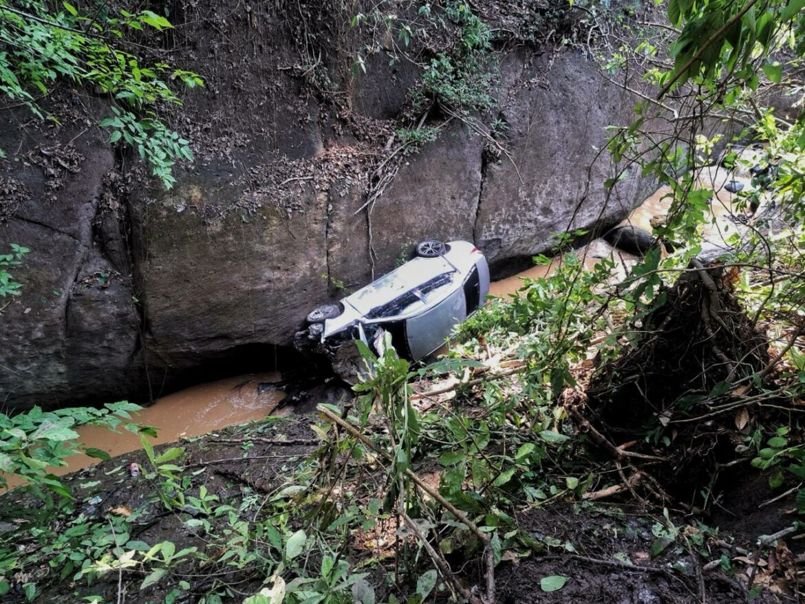 Agente policial perdió el control de vehículo y cayó a un barranco