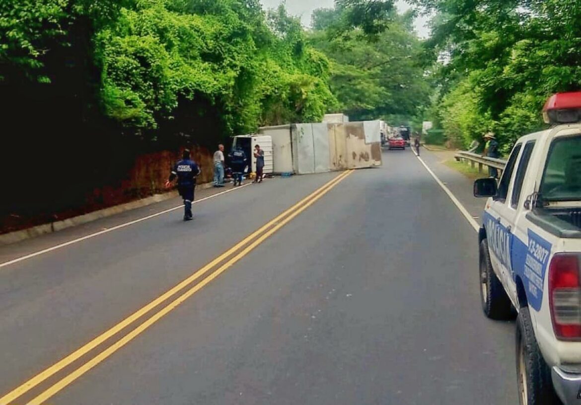 Un muerto y otro herido en accidente de tránsito en carretera Panamericana, San Vicente