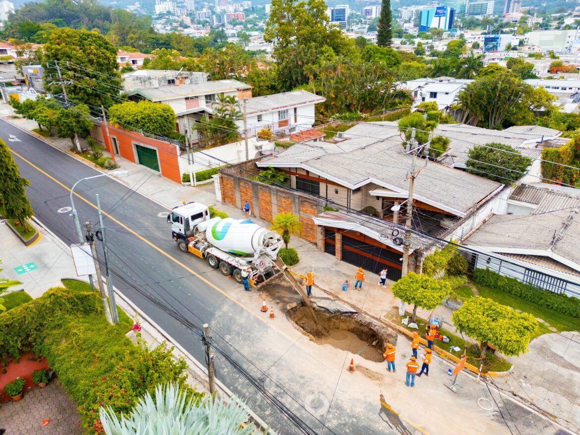 FOVIAL trabaja para eliminar cárcava en calle La Mascota, San Salvador