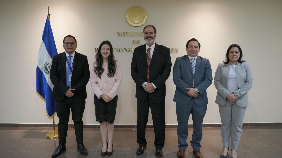 Vicecanciller Mira se reúne con el director de la División para América Latina y el Caribe del Organismo Internacional de Energía Atómica