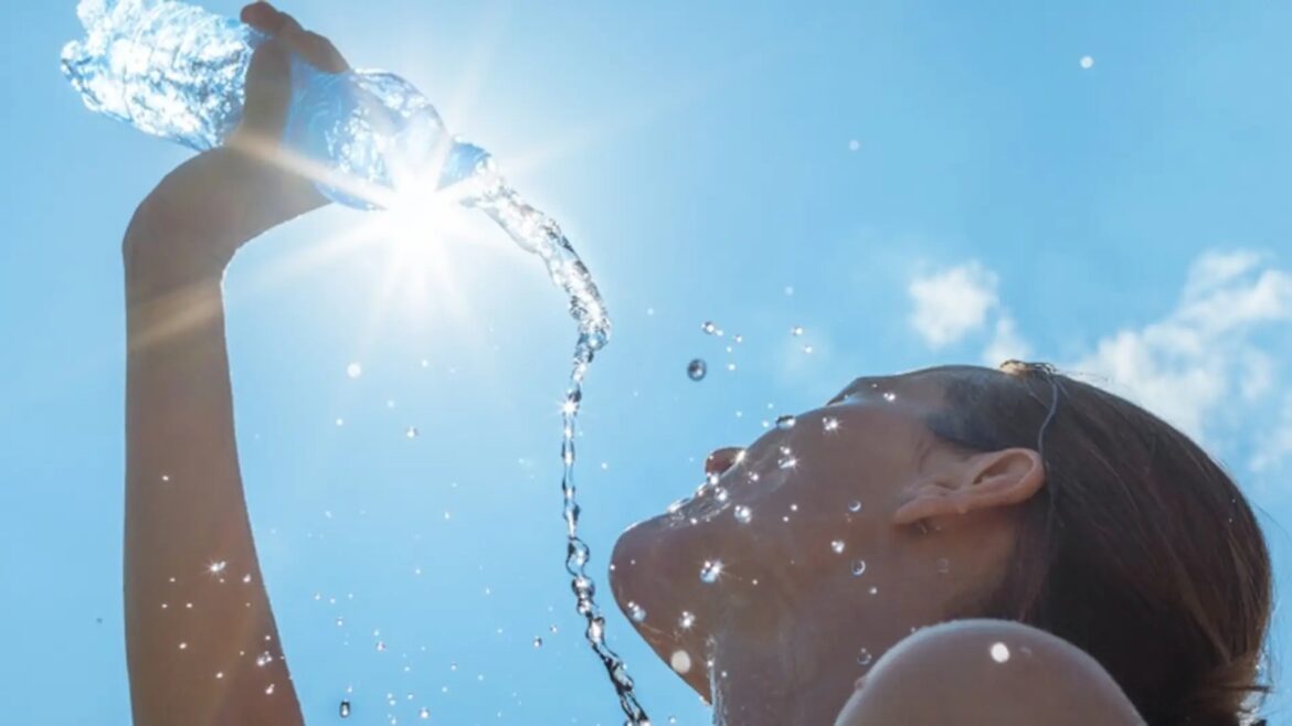 ¿Cuánta agua tomar para resistir e hidratarse en la ola de calor?