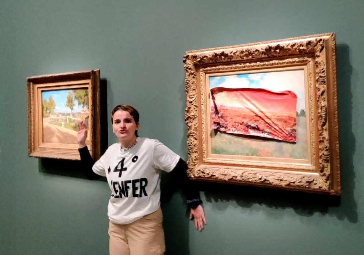 Detenida una activista por pegar un cartel sobre un cuadro de Monet en París