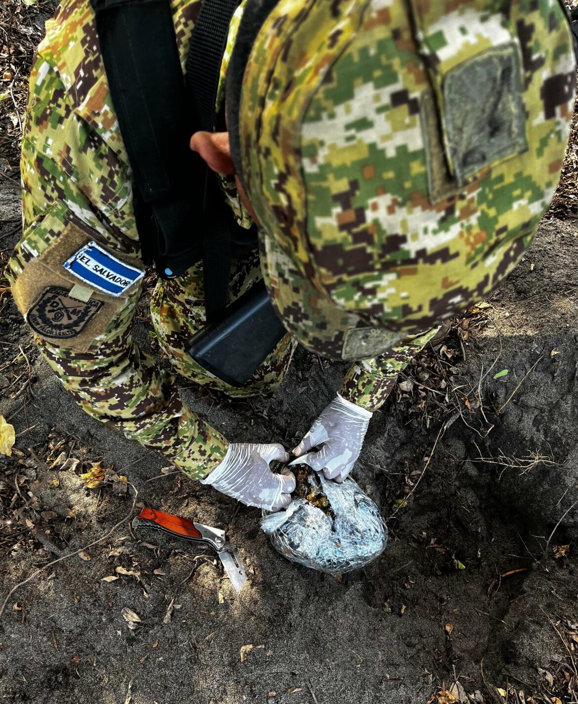 Militares ubican una bolsa con porciones de marihuana en la Isla Tasajera