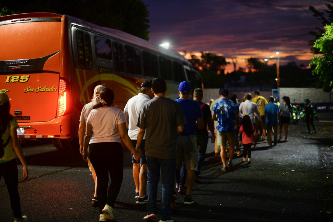 Cientos de salvadoreños abordaron los buses gratuitos para participar en la asunción presidencial de Nayib Bukele