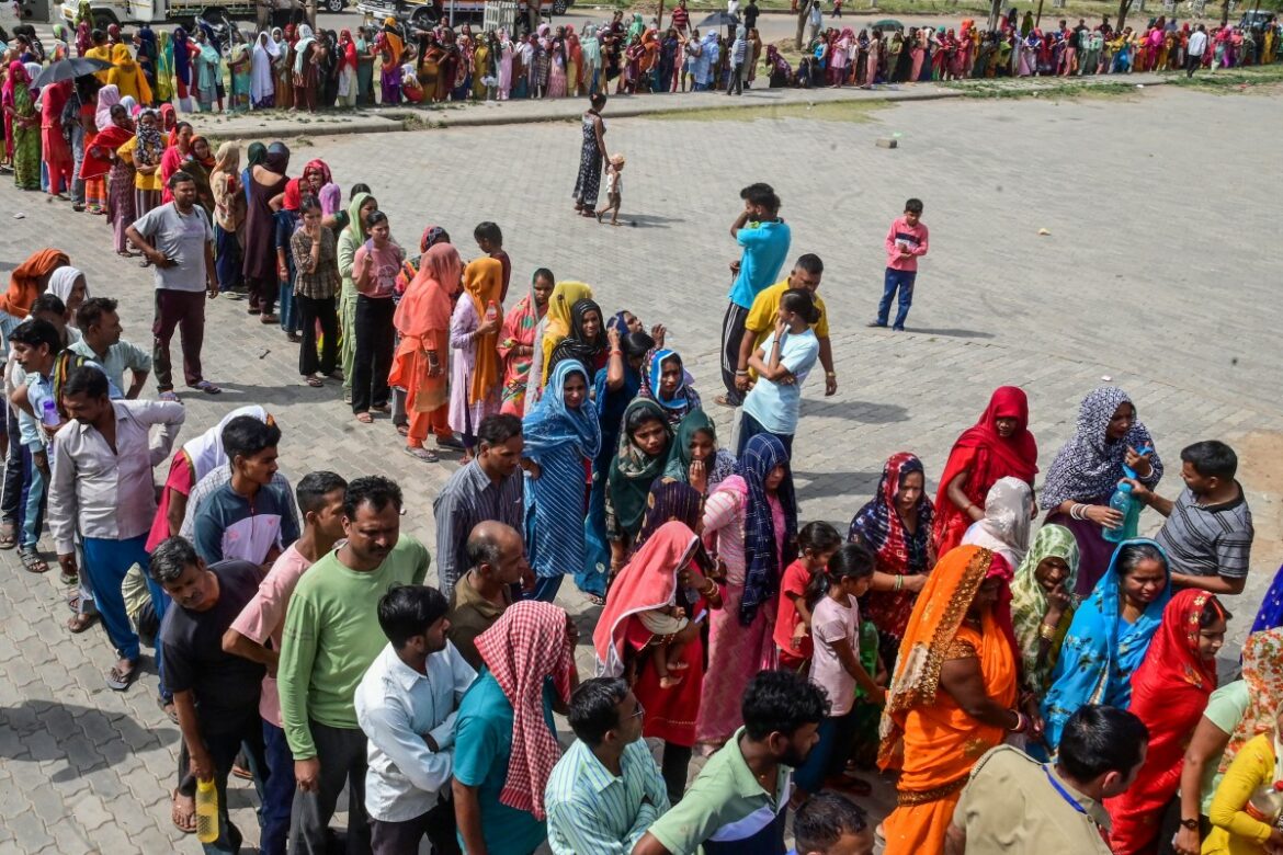 Más de 30 agentes electorales mueren en India por el calor