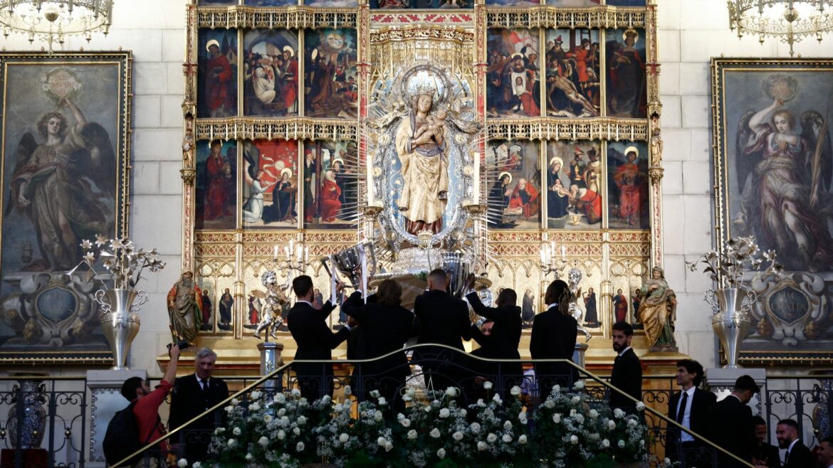 El Real Madrid ofrece la decimoquinta a la Virgen de la Almudena