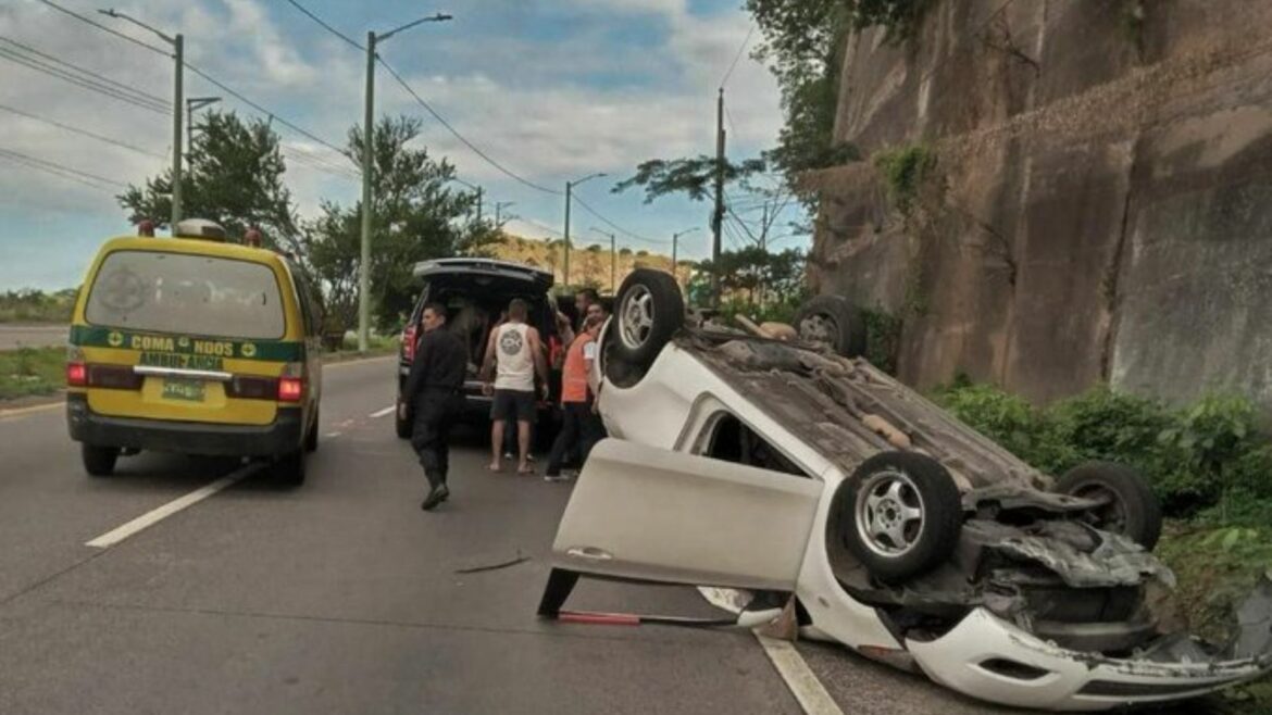 Un vehículo volcó en carretera Comalapa, en sentido hacía el Aeropuerto Internacional