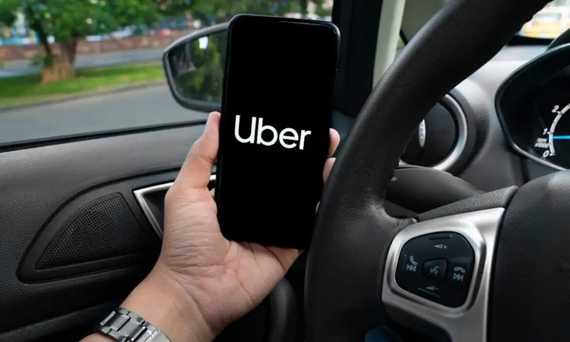 Conductor de UBER: «Uno de los riesgos es que te pongan una esquela por andar trabajando como UBER, siendo que no estamos autorizados. En el caso que decomisan vehículos es porque nos estacionamos en lugares preferenciales o subimos personas en zonas exclusivas para buses»