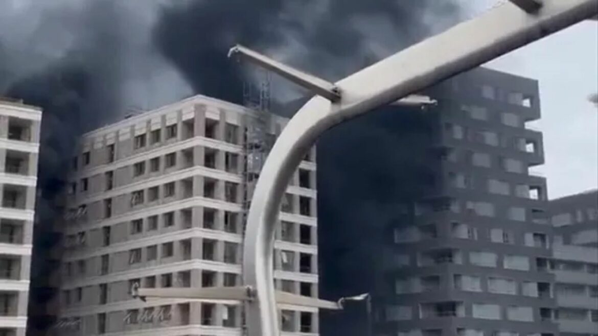 Un voraz incendio se registró en una obra de construcción en Canning Town, al este de Londres.