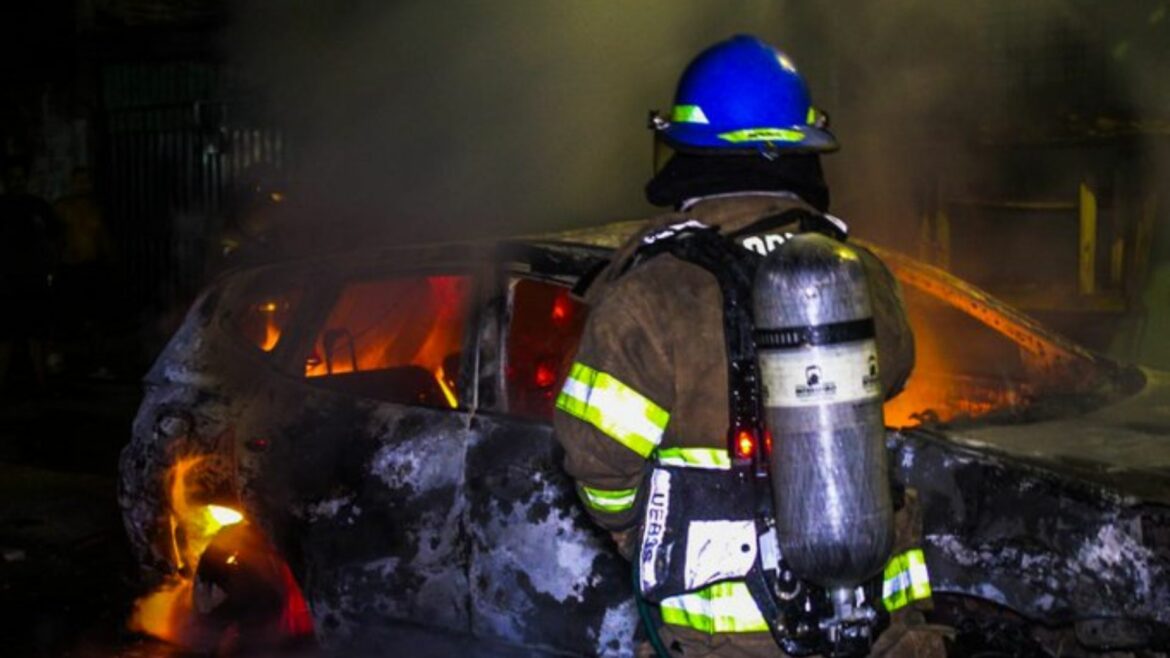 Sofocan incendio en vehículo en Soyapango
