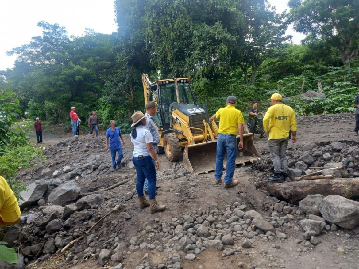 MOP remueve deslave del caserío El Amatón, en Chalchuapa, Santa Ana