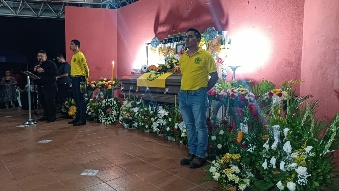 Socorristas de Comandos de Salvamento se unen a la vela de su compañero Wilber, quien murió ahogado tras ser arrastrado por olas en La Libertad