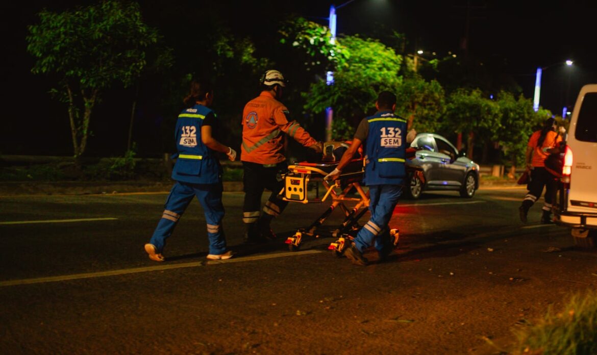 Un lesionado tras vuelco de vehículo en autopista a Comalapa
