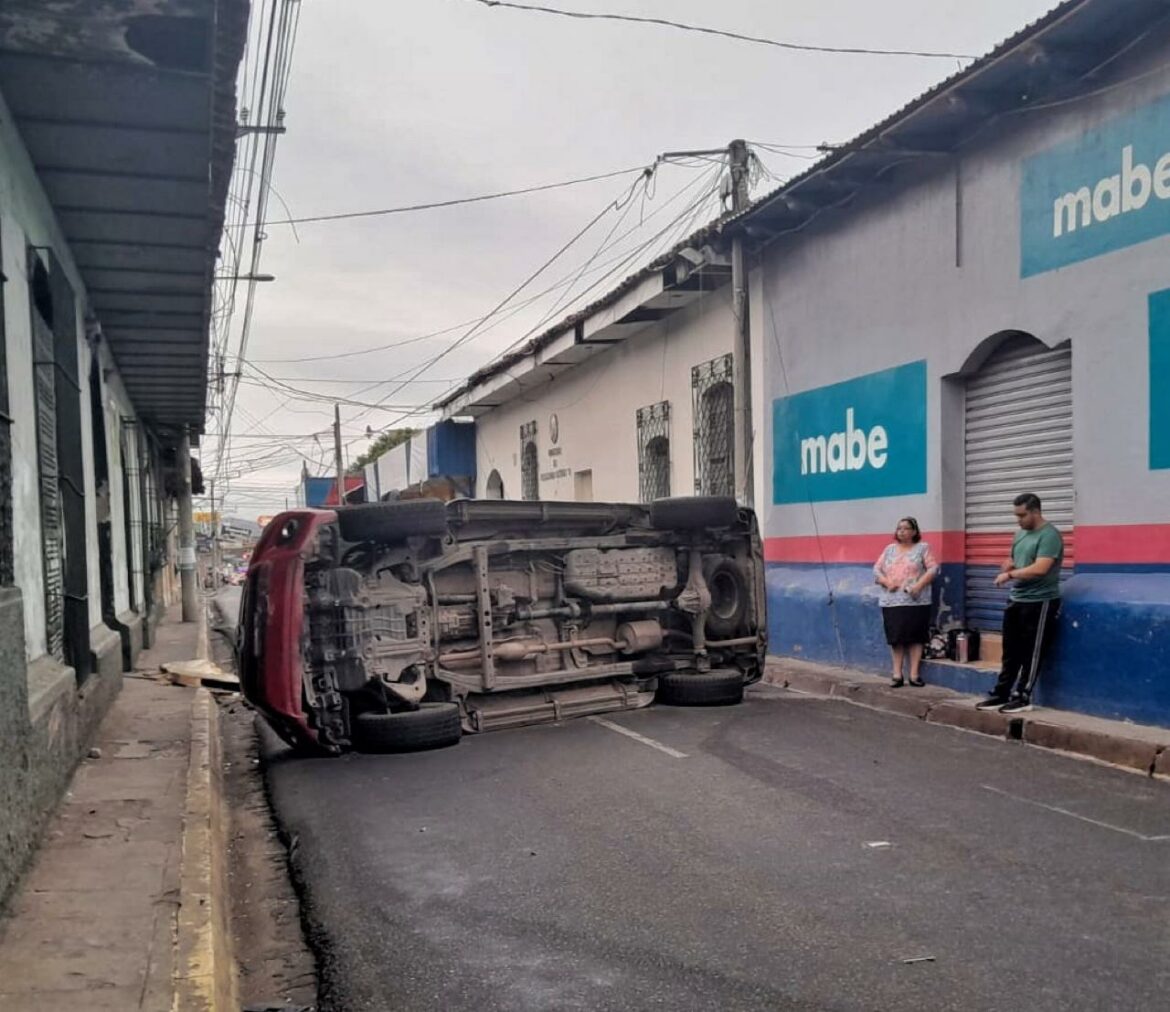 Un vehículo volcó en el centro de San Miguel