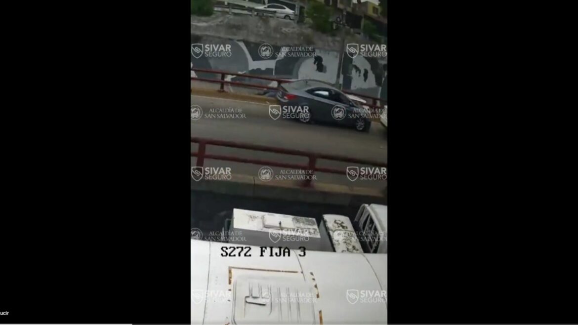 Cámaras de video vigilancia captan accidente de tránsito en el sector del Monumento Hermano Bienvenido a Casa