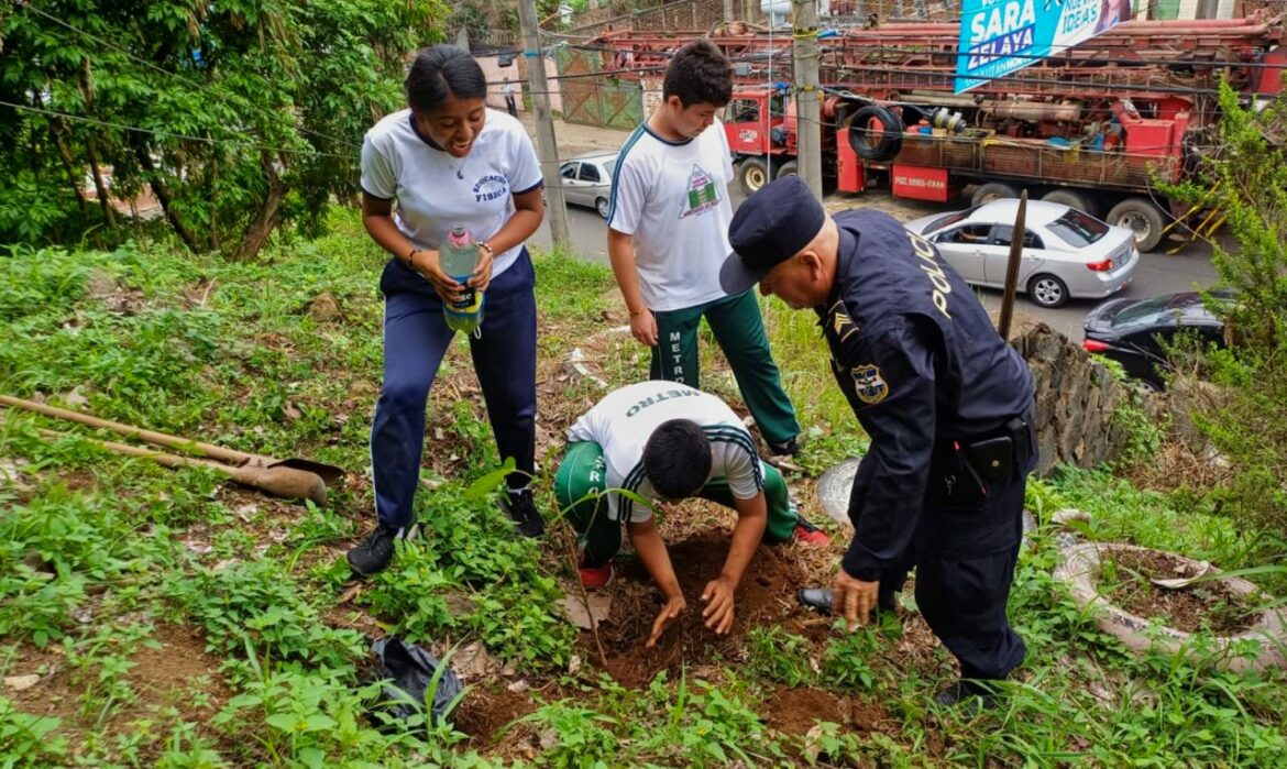 Estudiantes junto con la PNC siembran árboles y recolectan basura en el Día del Medio Ambiente