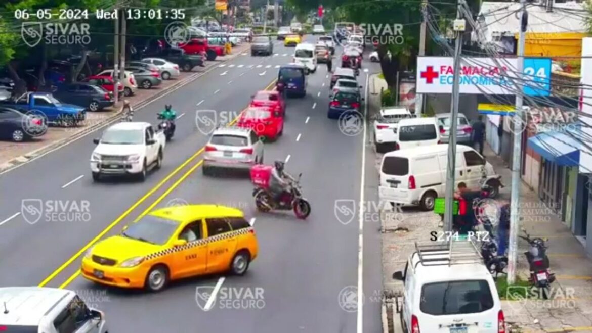 Multan a conductor de un taxi por cruzar dos carriles y una doble línea amarilla