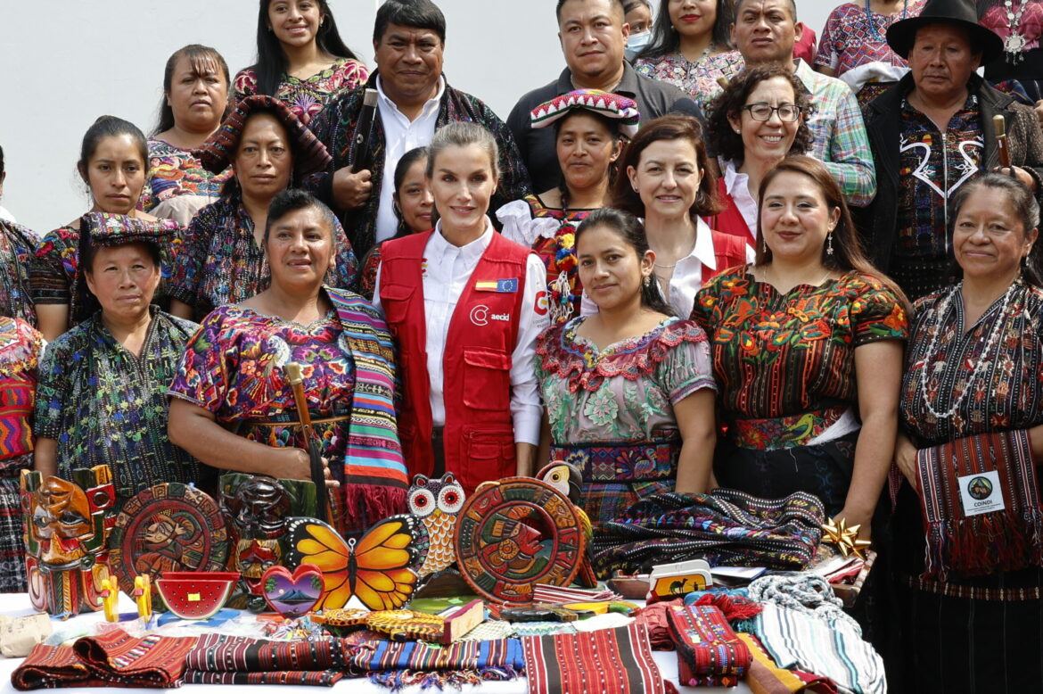 La Reina Letizia vista Guatemala para conocer el trabajo que la Cooperación Española