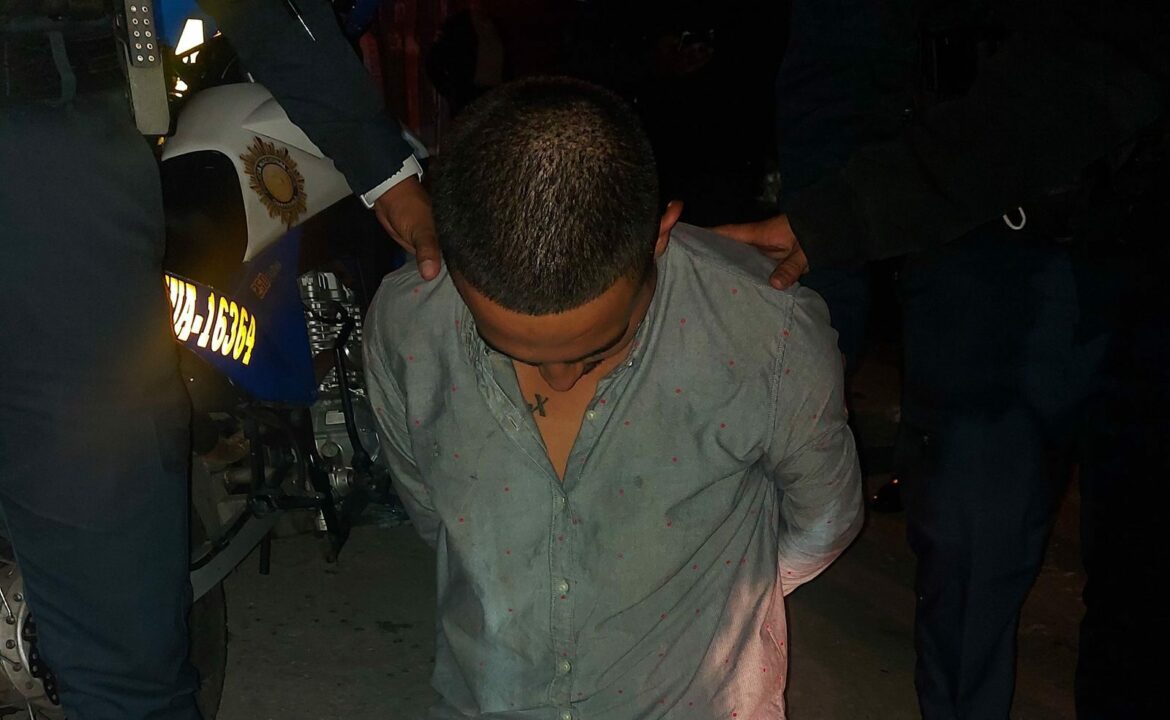 Guatemala: taxista capturado en flagrancia cuando tiraba un cadáver y llevaba otro en el vehículo