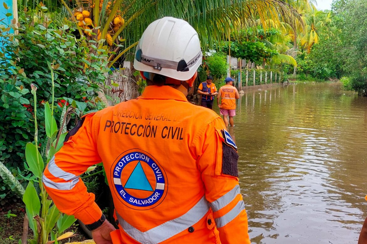 Protección Civil realiza inspección en viviendas afectadas por las lluvias en el cantón Metalío, Acajutla