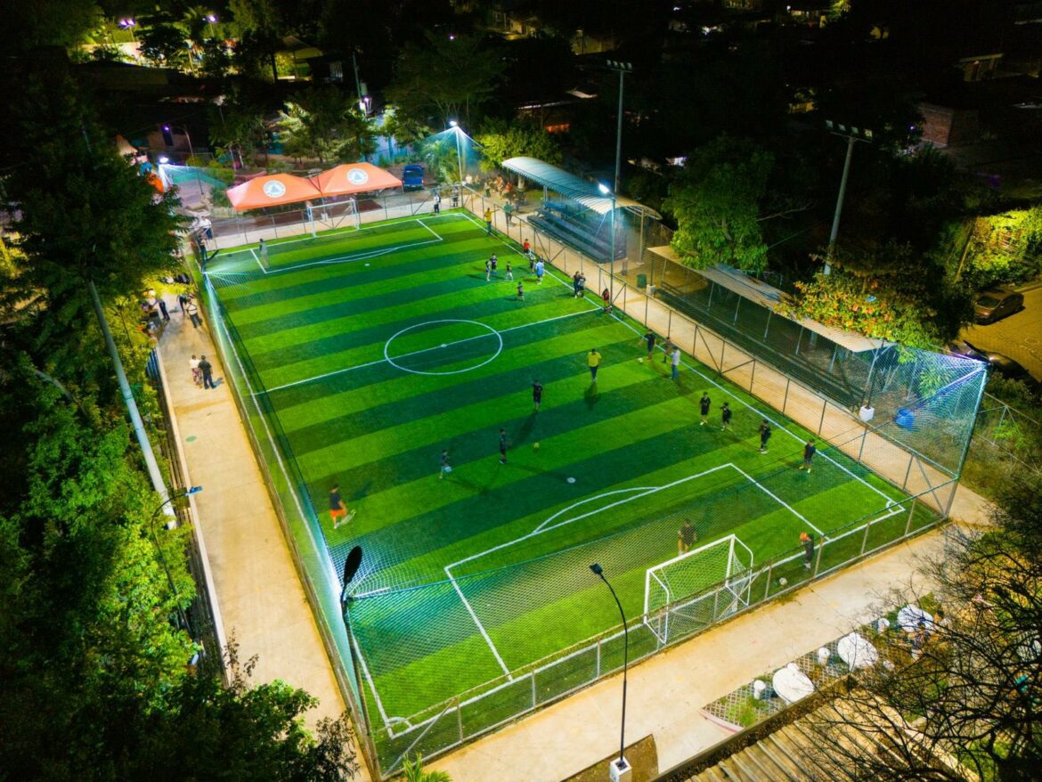 MOP entrega la séptima cancha de 100 a nivel nacional, en esta oportunidad  en la urbanización María Elena, Apopa