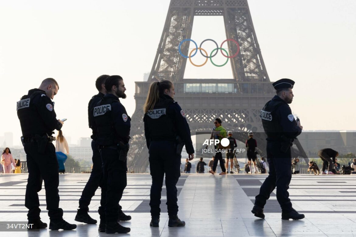 Los anillos olímpicos ya lucen en la Torre Eiffel