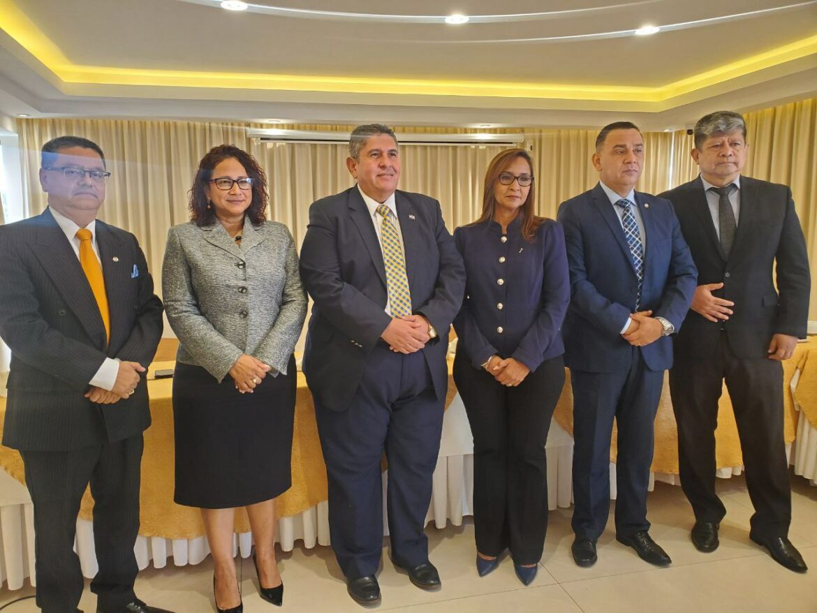 Asociaciones de jueces y magistrados de El Salvador presentan a sus precandidatos a magistrados de la CSJ para el periodo 2024-2033
