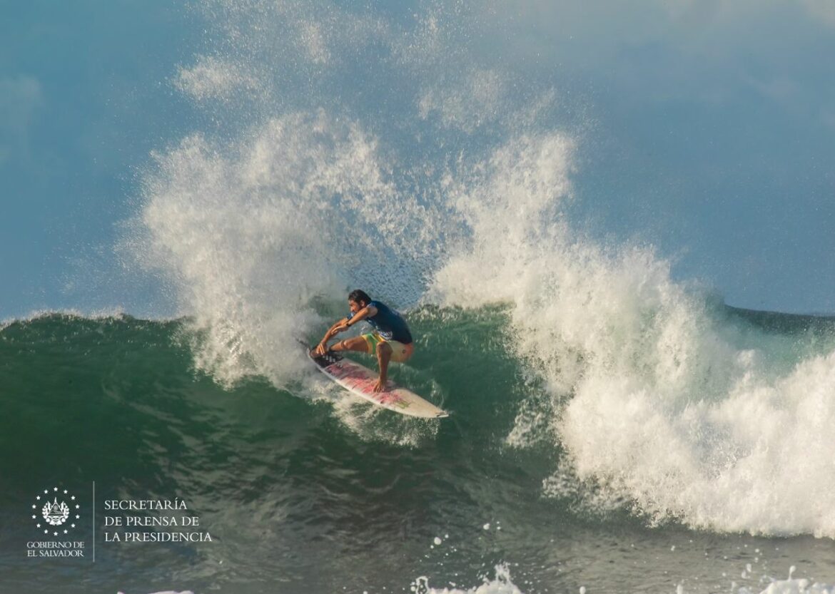 Bryan Pérez elimina al campeón olímpico del Surf City El Salvador Pro