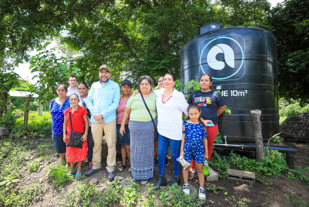 ANDA supervisa instalación de tanques de almacenamiento de agua potable colocados en comunidades del lago de Coatepeque