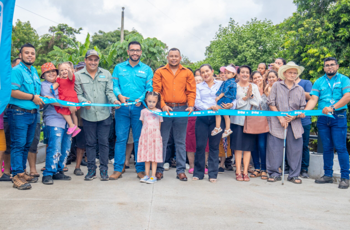DOM entrega 3.6 kilómetros de calles rurales en Ojos de Agua y 285 metros lineales de adoquín en el casco urbano de San Rafael