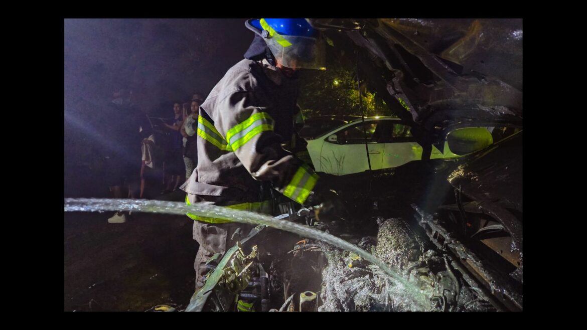 Bomberos sofocó un incendio en vehículo en Soyapango