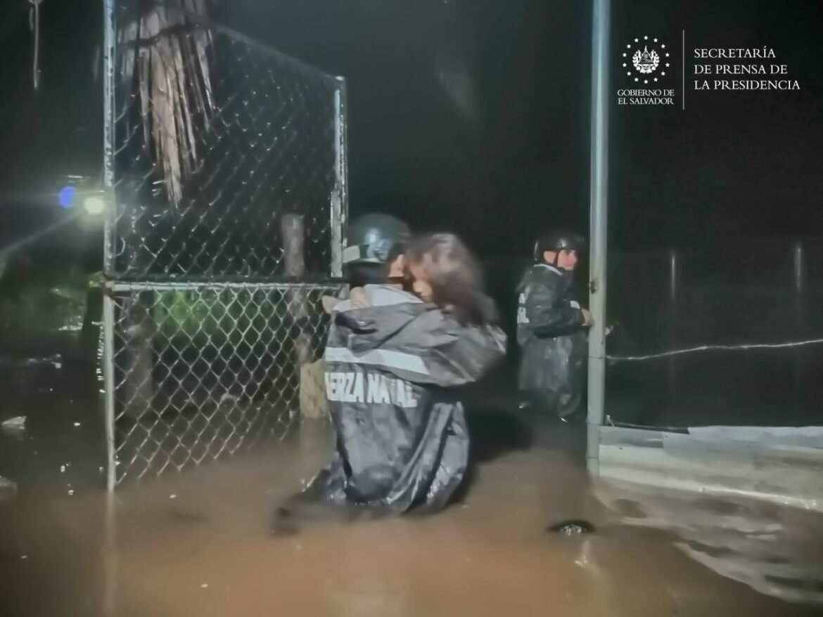 Evacúan a dos personas por inundaciones en el distrito de Acajutla