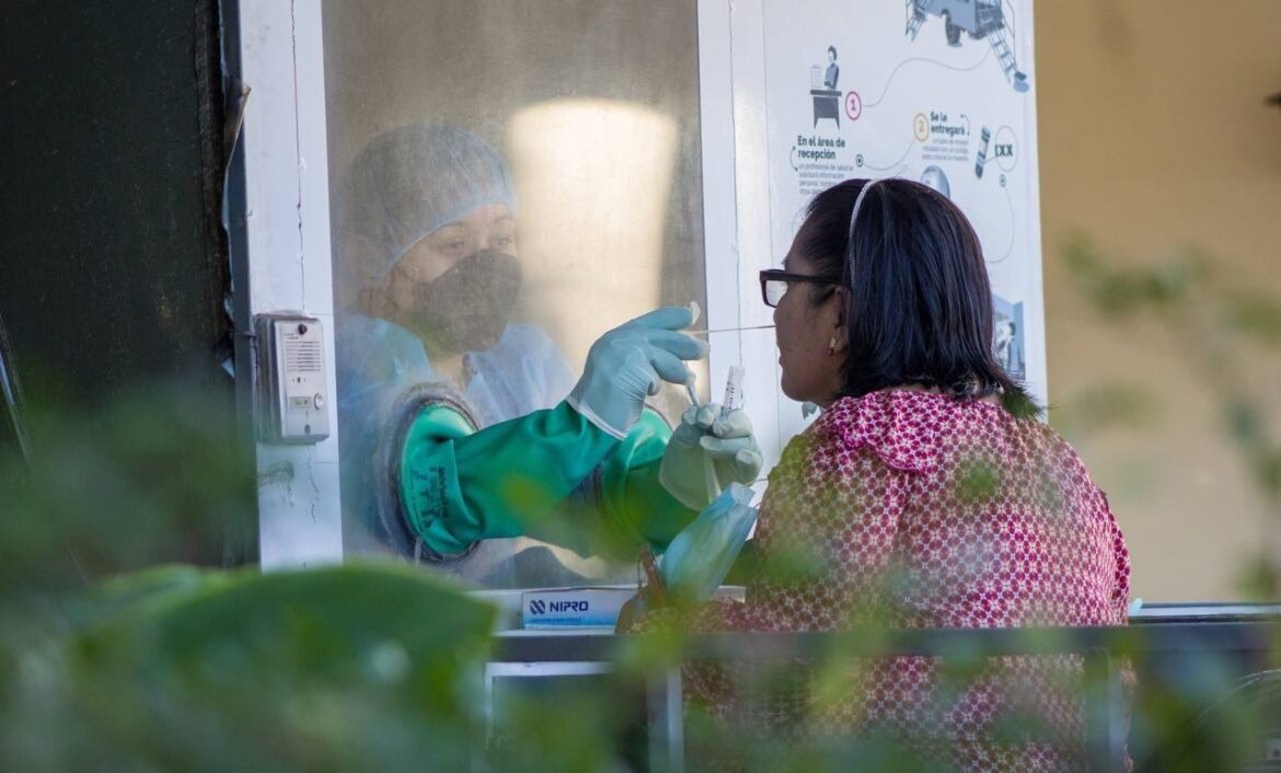 Pacientes positivos por covid-19 aún son identificados en consultorios privados, asegura infectólogo Marín