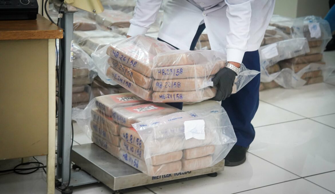 Destruyen droga valorada en más de $69 millones que fue incautada en altamar el 18 y 20 de mayo
