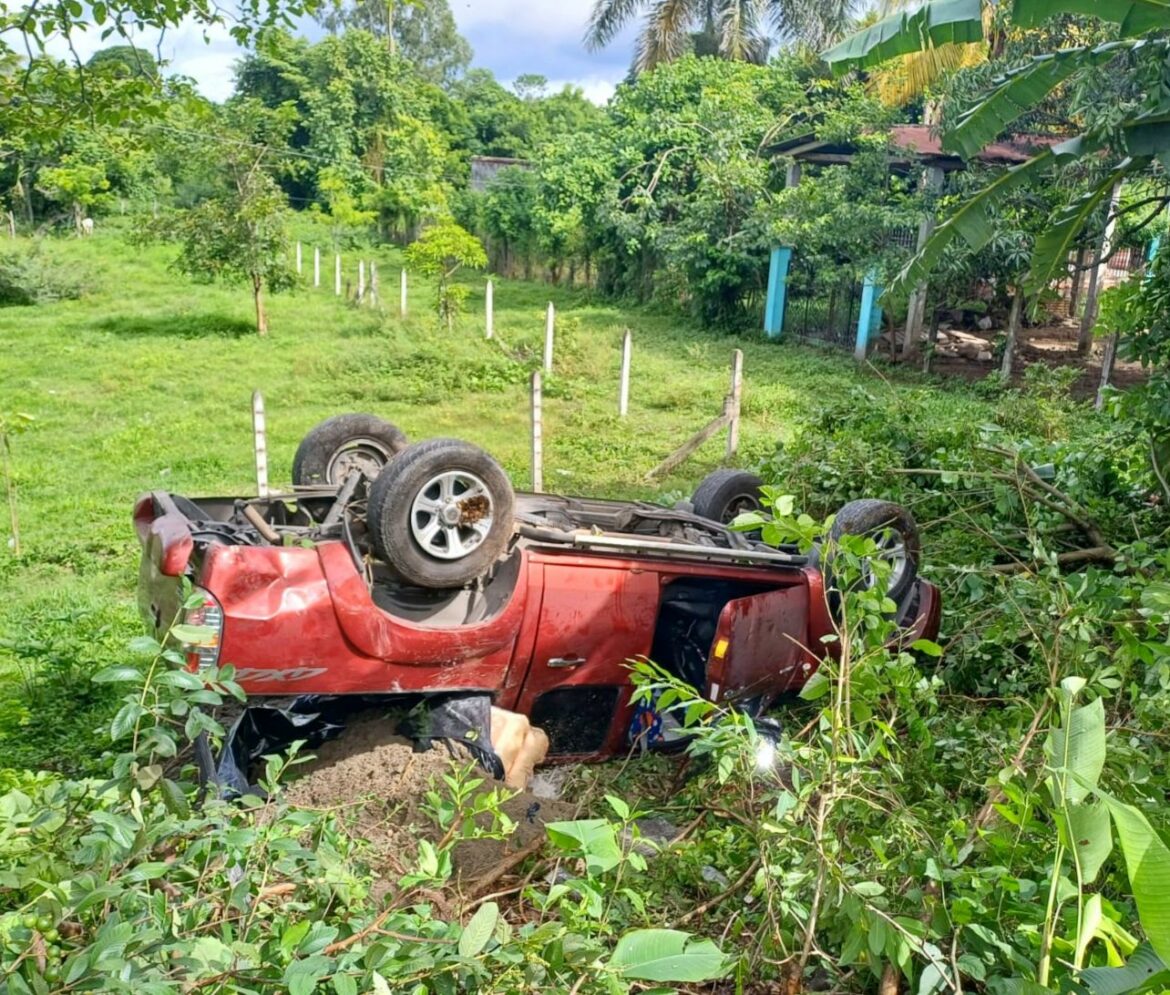 Conductor de un pick up perdió el control y volcó tras evitar golpear a un perro, en Ilobasco