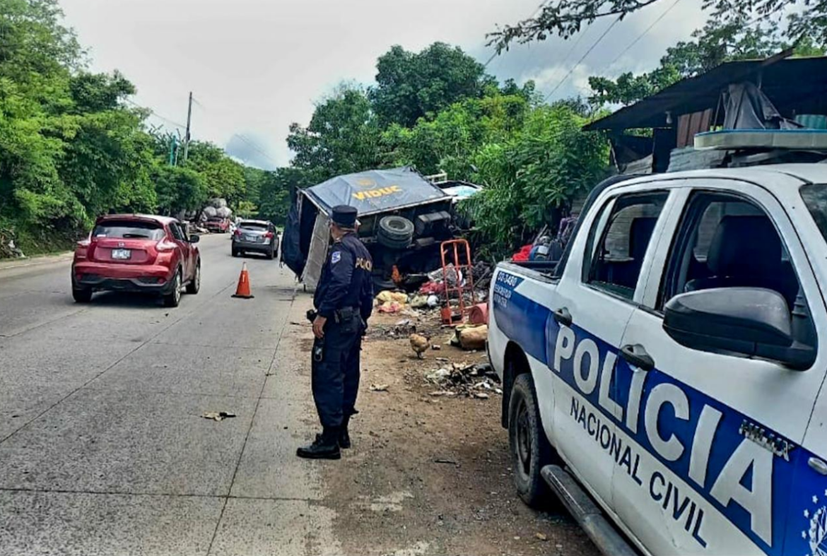 Fuerte accidente de tránsito entre un cabezal y un camión en Santa Ana