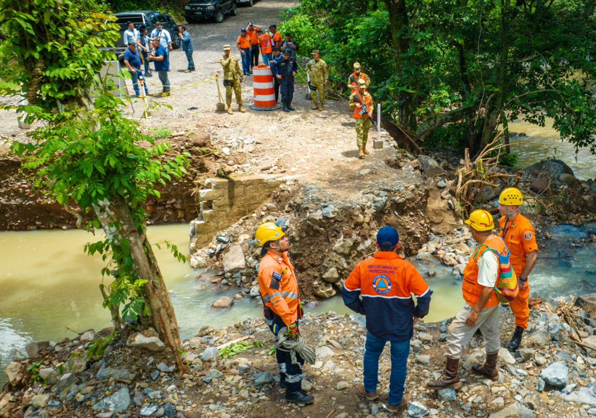 Protección Civil verifica el colapso de la calle a Las Vueltas, en el cantón Las Minas, del distrito de Chalatenango