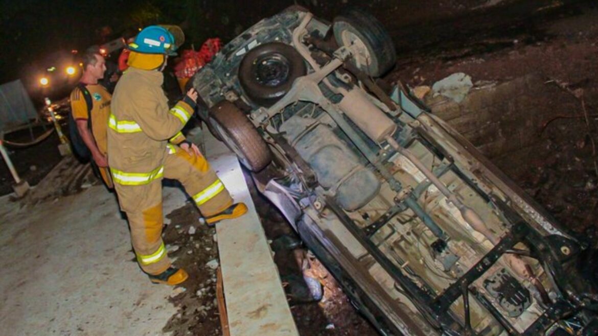 Accidente de tránsito deja vehículo volcado en Chalatenango