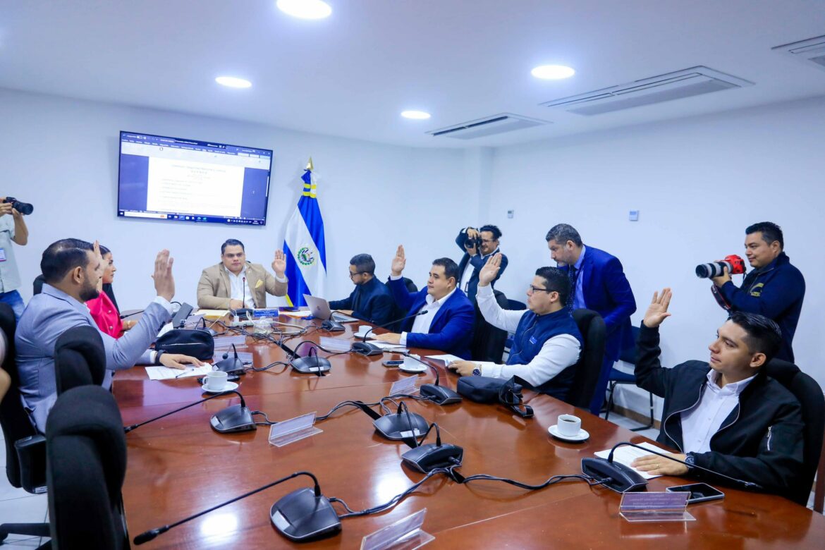 Titulares de Seguridad, Defensa, PNC y FGR comparecerán ante la Asamblea para abordar las disposiciones transitorias para la legalización de armas de fuego
