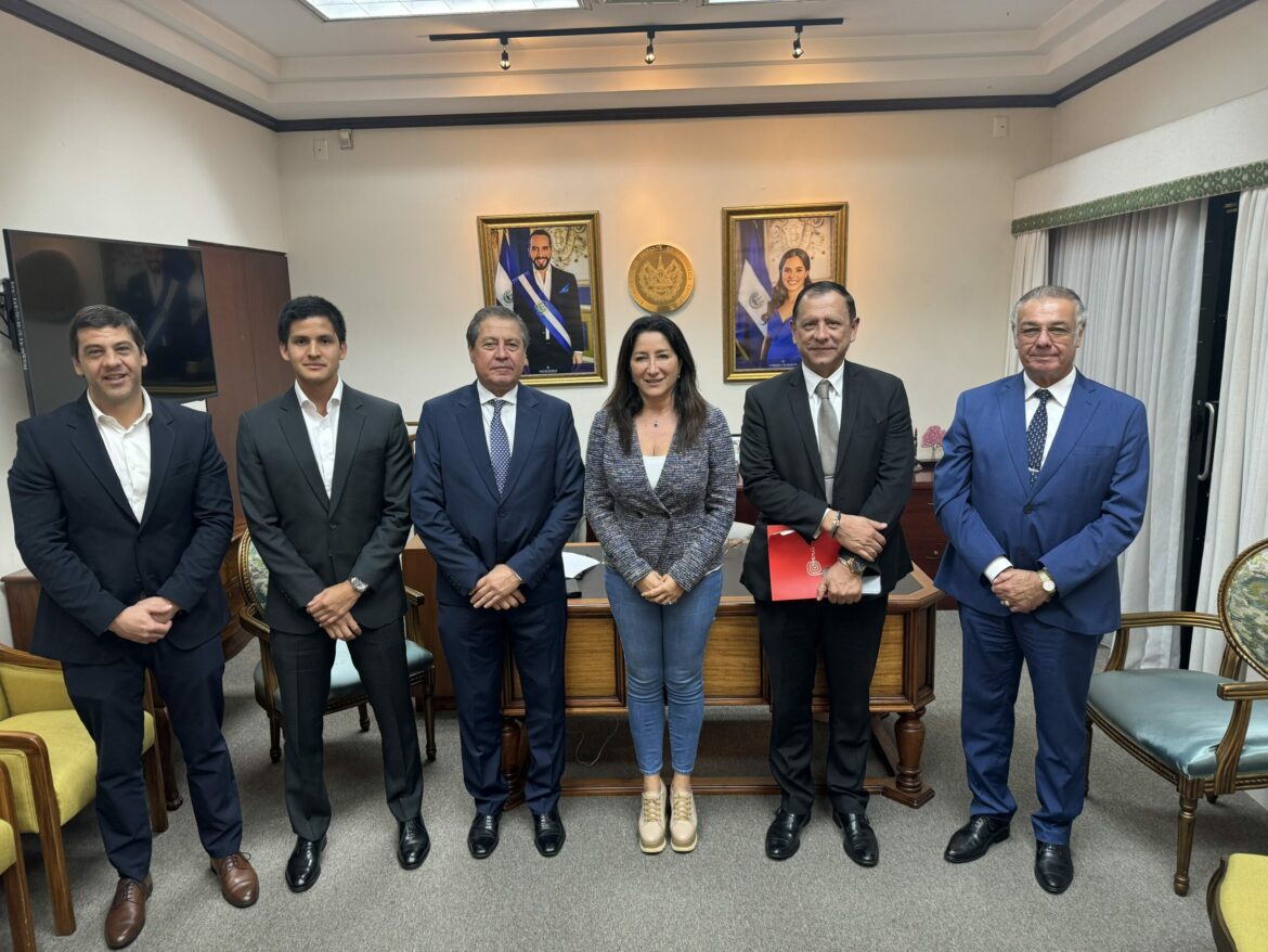 Ministra Sol recibe a empresarios de Perú que buscan invertir en proyectos de vivienda de interés social
